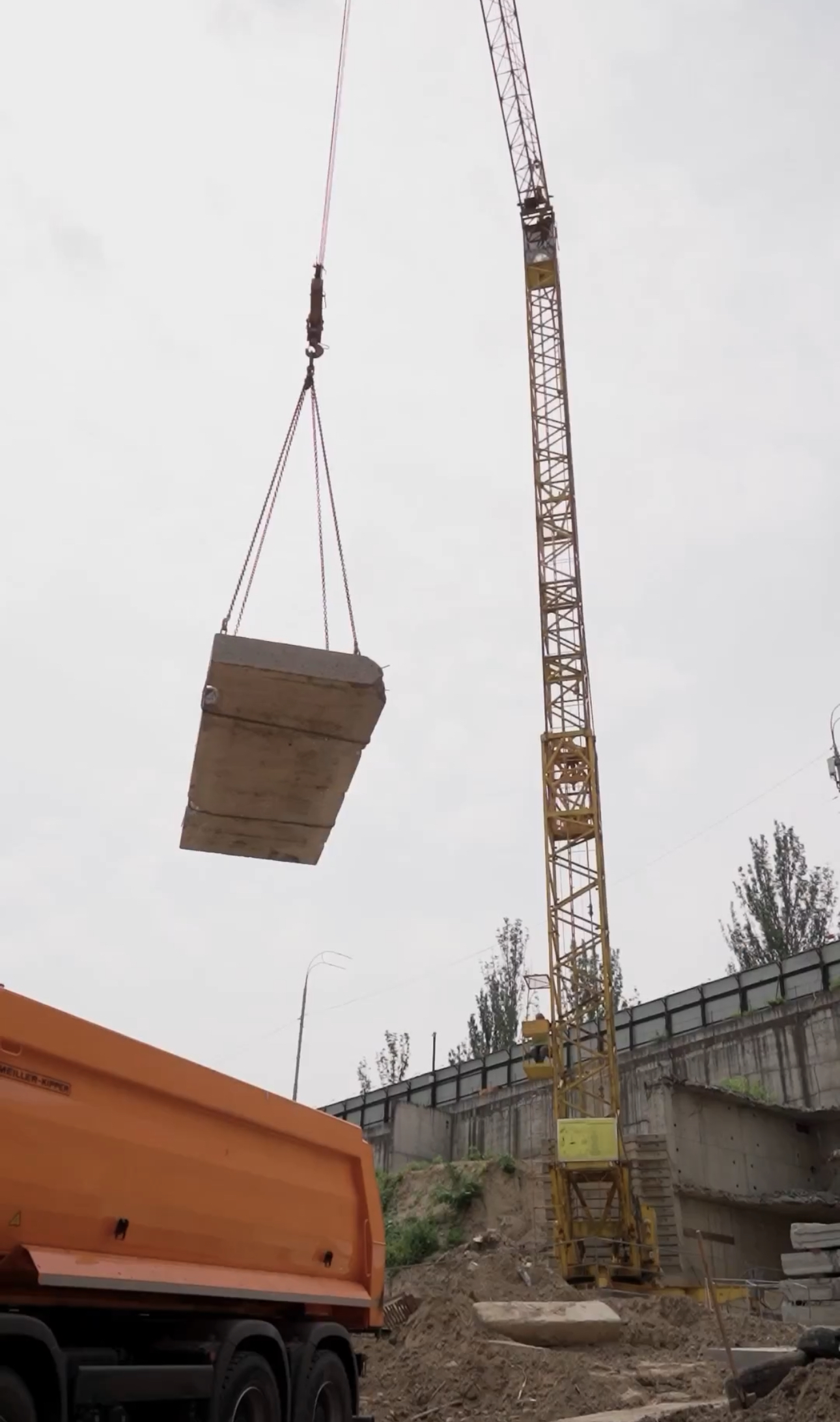 На будівельному майданчику Nver здійснено монтаж баштового крана. Тривають роботи з демонтажу існуючих конструкцій.